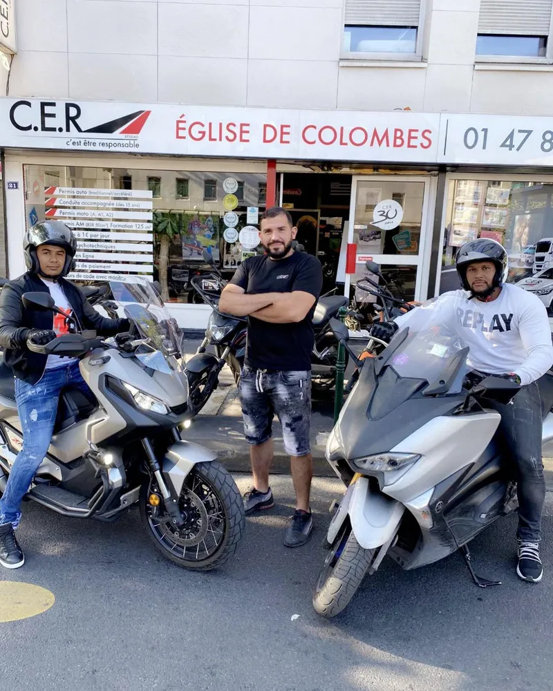 L’équipe du CER Église de Colombes devant l’agence, avec deux élèves à moto